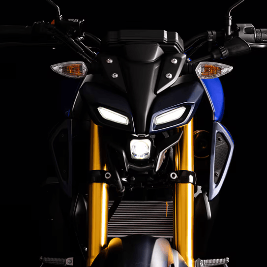 FARO CON DISEÑO AGRESIVO Y FUTURISTA