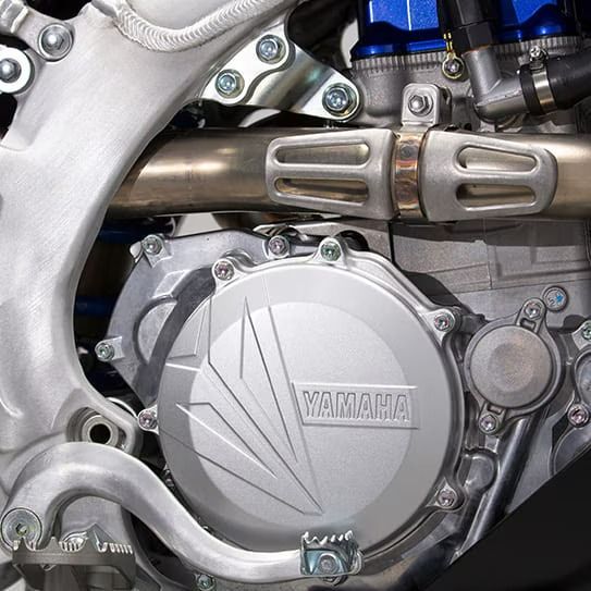 MOTOR DE 450CC, 4 TIEMPOS MONOCILÍNDRICO CON INYECCIÓN ELECTRÓNICA Y REFRIGERADO POR LÍQUIDO, DESARROLLA UN MEJOR PERFORMANCE EN COMPETENCIA