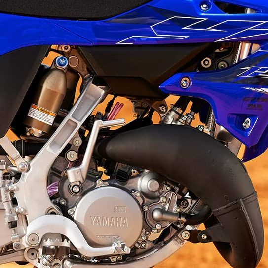 MOTOR CARBURADO DE 2 TIEMPOS REFRIGERADO POR LÍQUIDO, QUE PERMITE UNA MAYOR AGILIDAD DE LA MOTOCICLETA