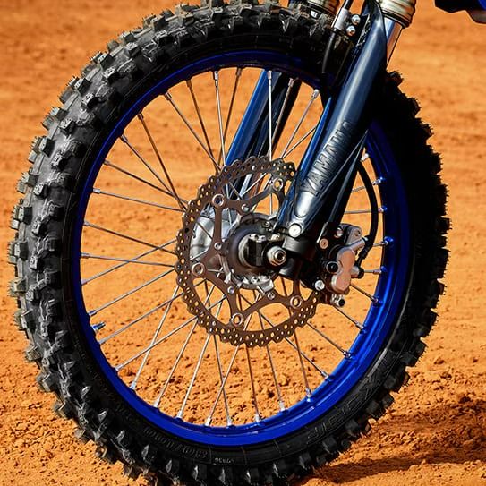 FRENO DE DISCO EN AMBAS RUEDAS, QUE PERMITE UN FRENADO MÁS PRECISO