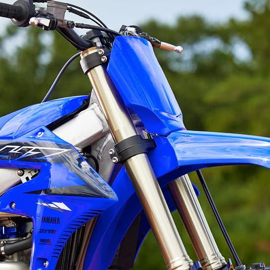 HORQUILLA INVERTIDA KYB - REGULABLE PARA UN MEJOR PERFORMANCE EN COMPETENCIA