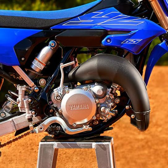 MOTOR DE 65CC MONICILÍNDRICO REFRIGERADO POR LIQUIDO, QUE PERMITE UNA MAYOR AGILIDAD DE LA MOTOCICLETA