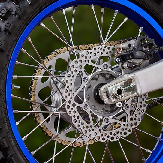 FRENO DE DISCO EN AMBAS RUEDAS, QUE PERMITE UN FRENADO MÁS PRECISO