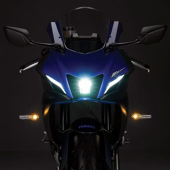 CÚPULA AERODINÁMICA Y DOBLE ÓPTICA DELANTERA