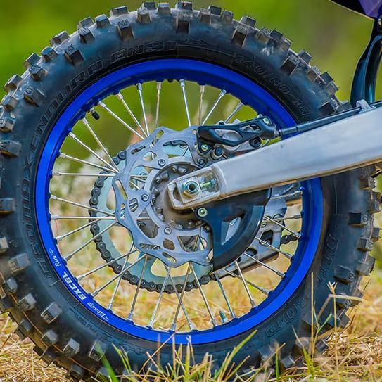 FRENO DE DISCO EN AMBAS RUEDAS, QUE PERMITE UN FRENADO MÁS PRECISO