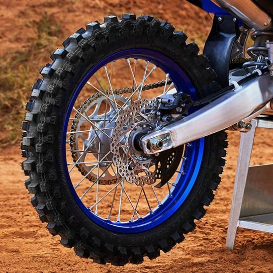 HORQUILLA INVERTIDA KYB - REGULABLE PARA UN MEJOR PERFORMANCE EN COMPETENCIA