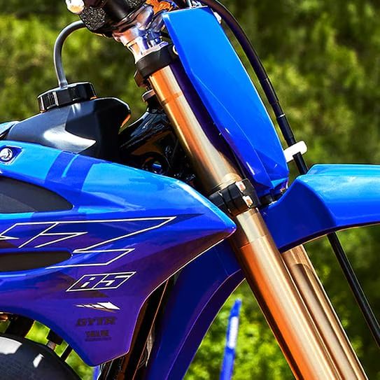 HORQUILLA INVERTIDA KYB - REGULABLE PARA UN MEJOR PERFORMANCE EN COMPETENCIA