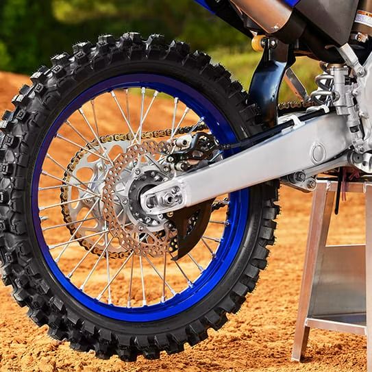 FRENO DE DISCO EN AMBAS RUEDAS, QUE PERMITE UN FRENADO MÁS PRECISO