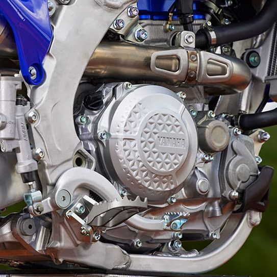 MOTOR DE 450CC, 4 TIEMPOS MONOCILÍNDRICO CON INYECCIÓN ELECTRÓNICA Y REFRIGERADO POR LÍQUIDO, DESARROLLA UN MEJOR PERFORMANCE EN COMPETENCIA