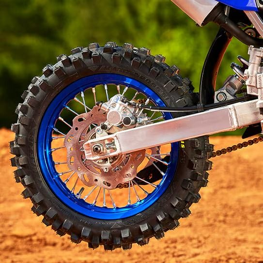 FRENO DE DISCO EN AMBAS RUEDAS, QUE PERMITE UN FRENADO MÁS PRECISO