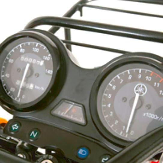 Velocímetro, tacómetro y medidor de gasolina analógicos.